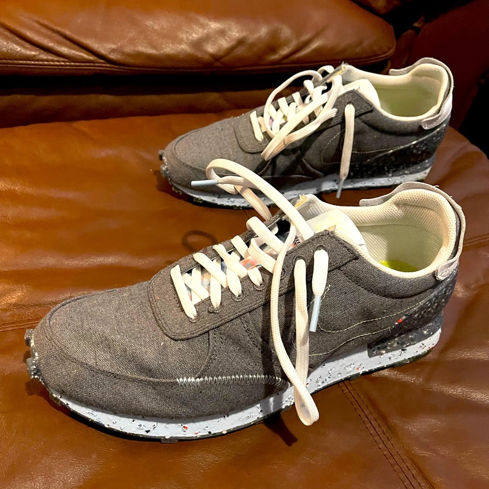 Nike grey causal sneaker!
